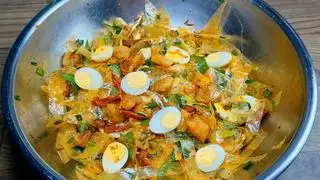 Hình ảnh trộn phơi sương + trứng + tóp mỡ giòn 