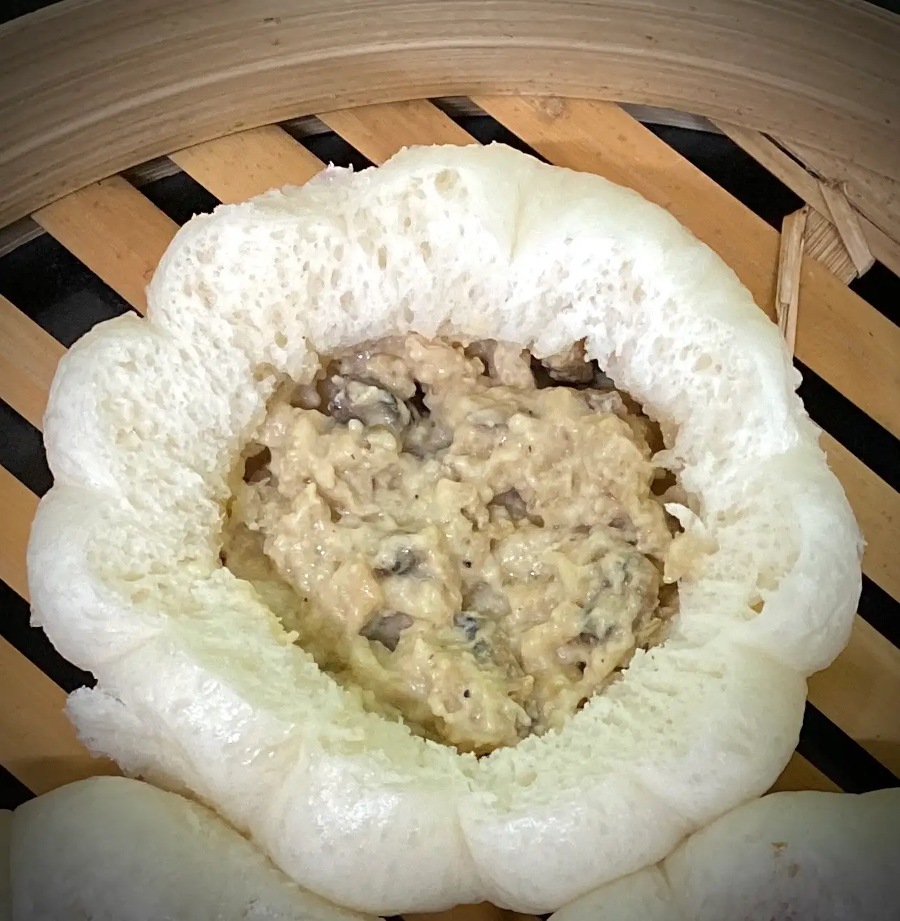 Hình ảnh Bánh bao gà nấm phomai kem