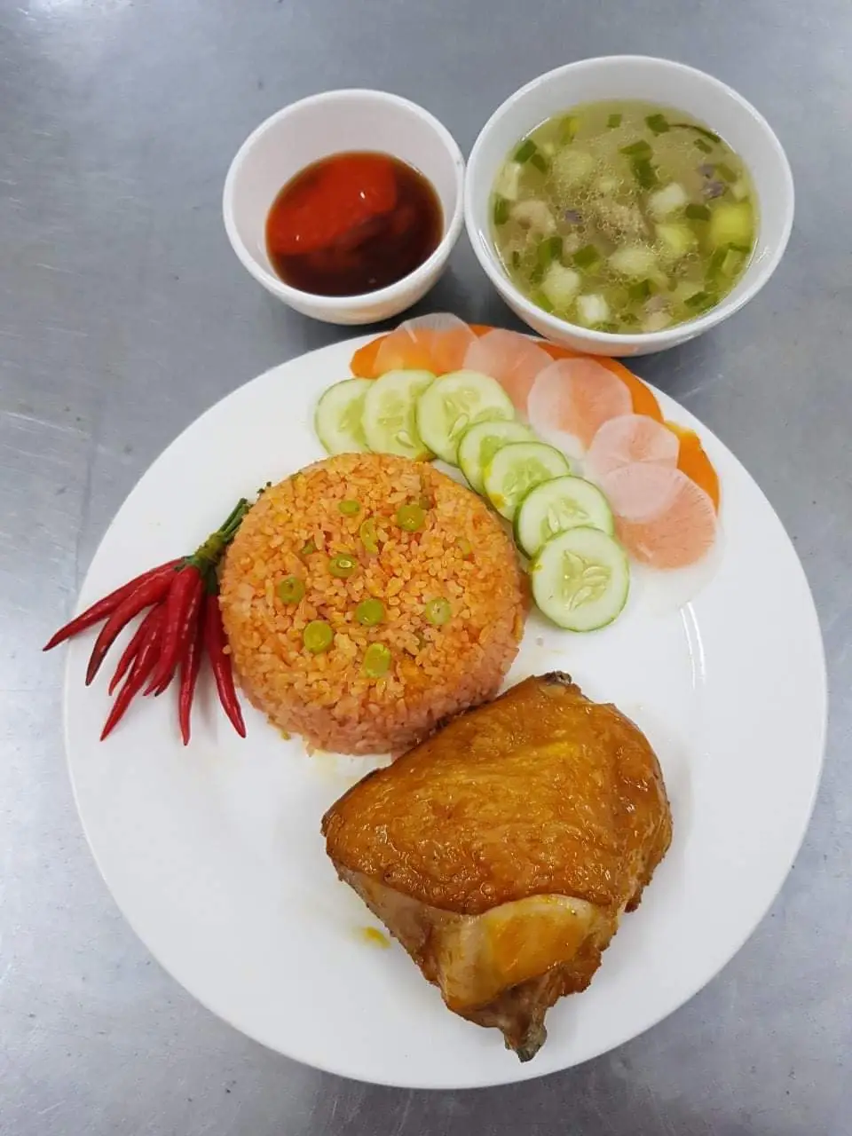 Cơm gà xối mỡ má đùi - 42.000 ₫ tại Huỳnh Ký - Cơm Gà Xối Mỡ - Điện Biên Phủ