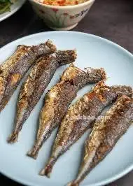 Cơm cá nục chiên - 35.500 ₫ tại Cơm Tấm Gia Bảo - Lê Văn Lương