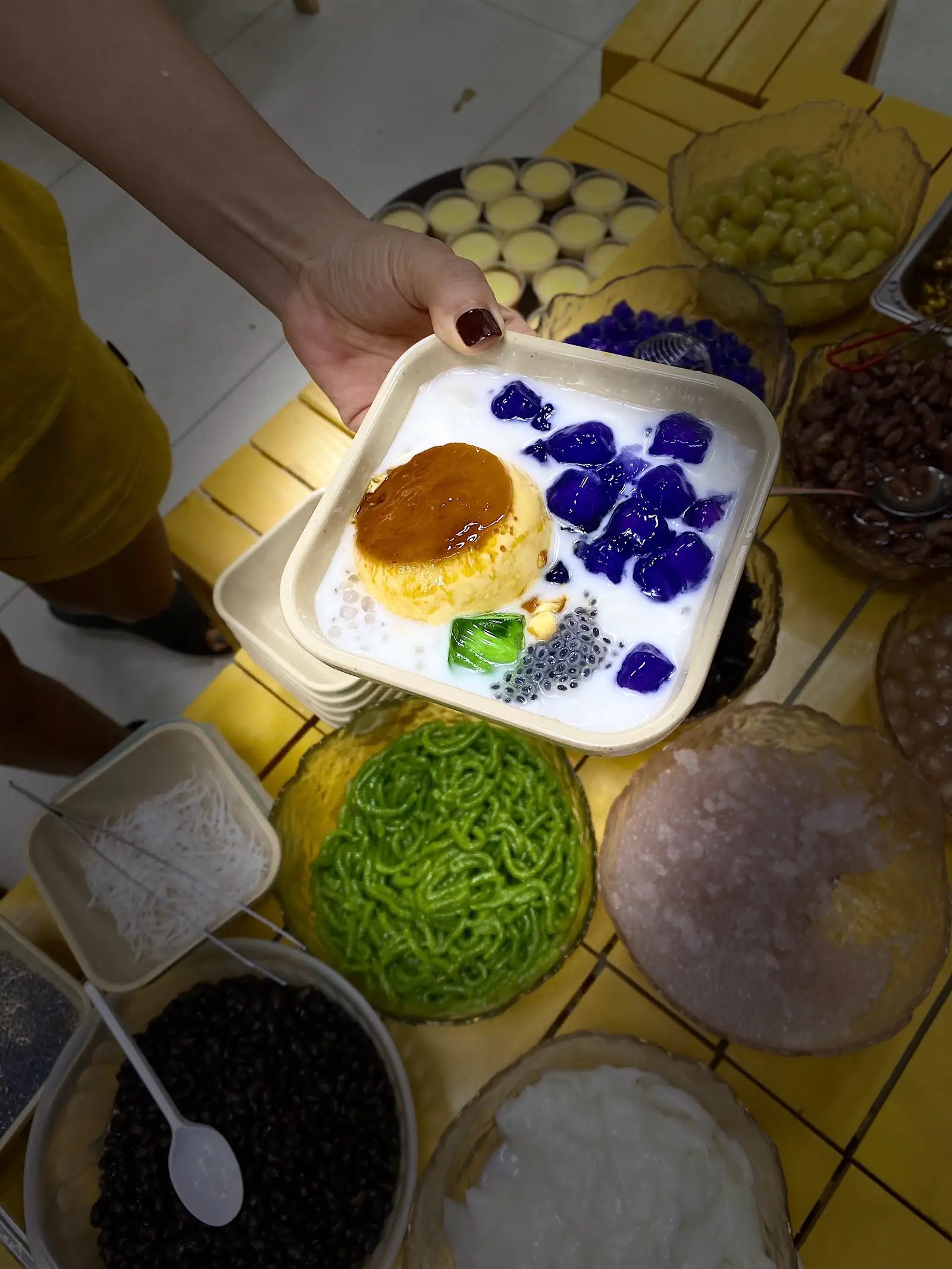 Hình ảnh Chè sương sa hạt lựu bánh flan