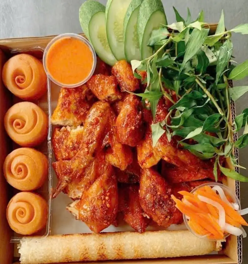 Combo Đỉnh:  Gà nướng nguyên con - 1 thanh cơm lam - 4 bánh bao chiên - 269.000 ₫ tại Gà Nướng Cơm Lam HiHi - Nguyễn Văn Công
