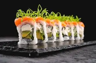 Hình ảnh Shushi phomai phủ cá hồi tươi