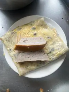 Hình ảnh Bánh Cuốn Trứng Chín Chả Quế
