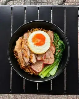 Hình ảnh Mì trộn gà - xá xíu