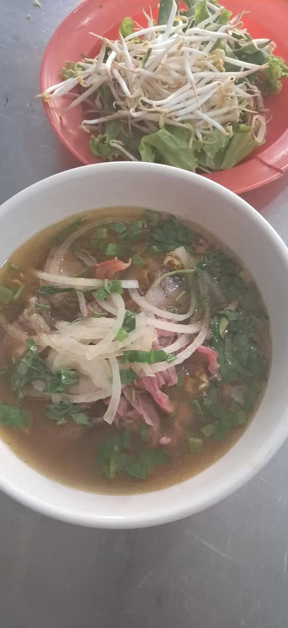 bún bò tái - 58.000 ₫ tại Bún Bò Huế 334 - Nguyễn Văn Nghi