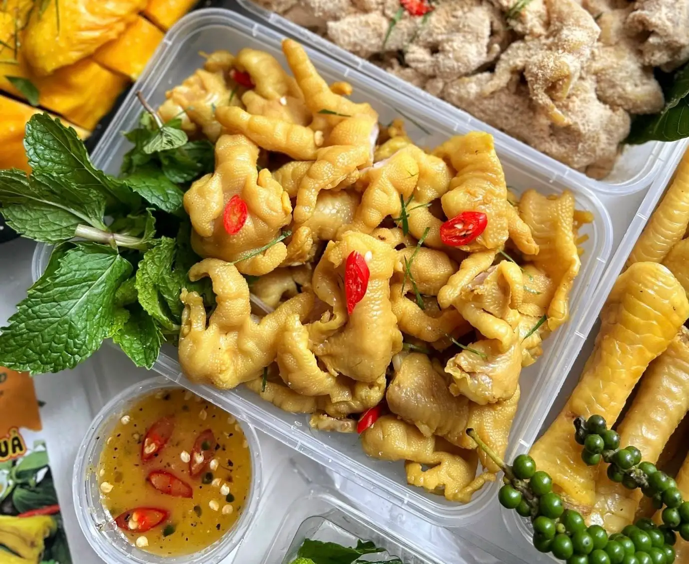 Hình ảnh Chân gà rút xương hấp thảo mộc