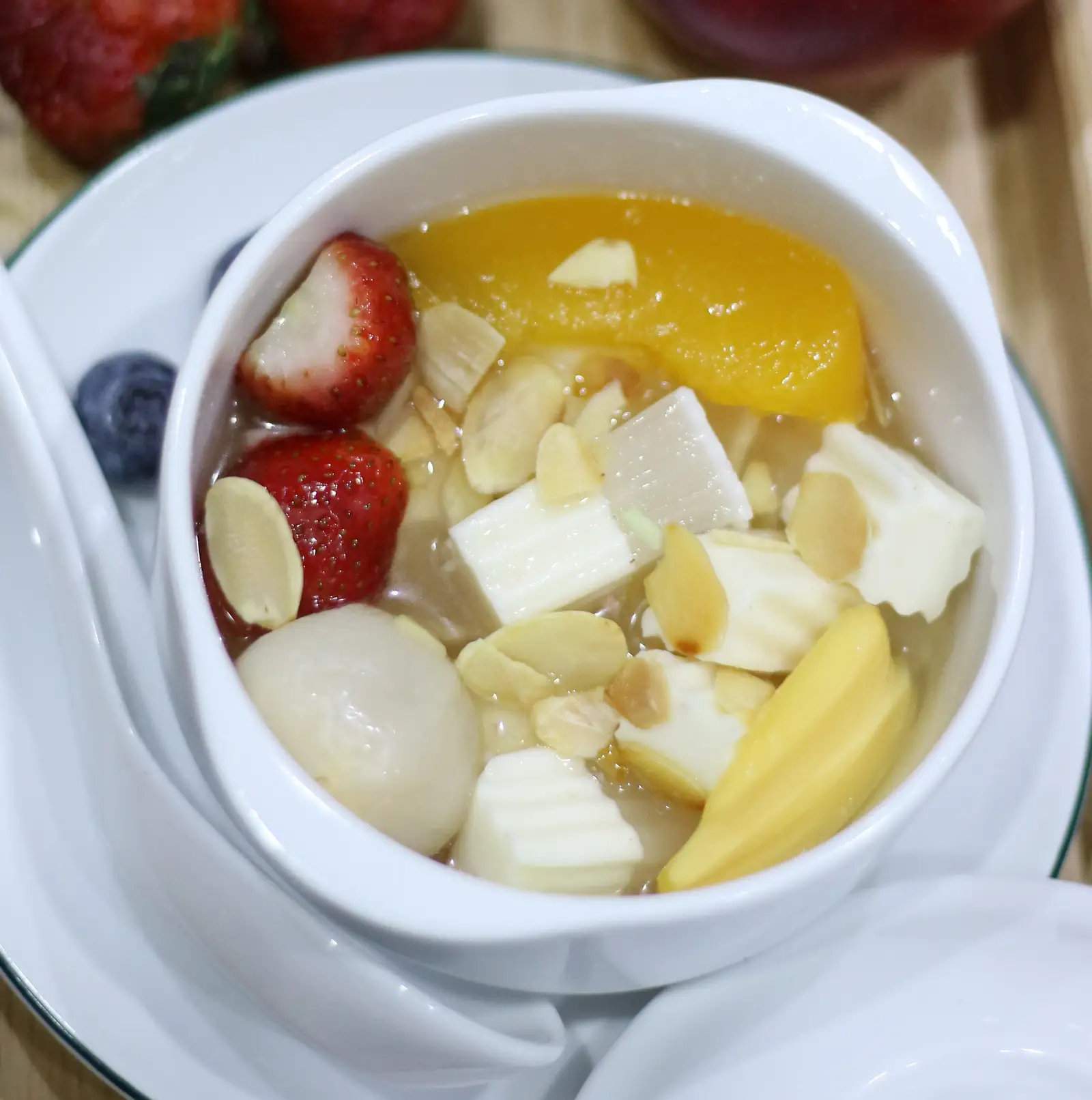 Chè Khúc Bạch Dừa - 35.000 ₫ tại Chè Khúc Bạch Sài Gòn - Phùng Văn Cung