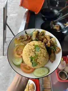 Hình ảnh Cơm gà xào lá quế