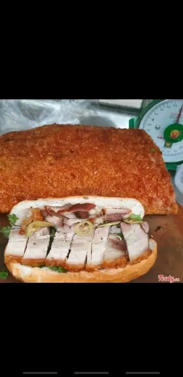 Bánh mì heo quay da giòn - 30.000 ₫ tại Bánh Mì Heo Quay Cô Tư - Nơ Trang Long