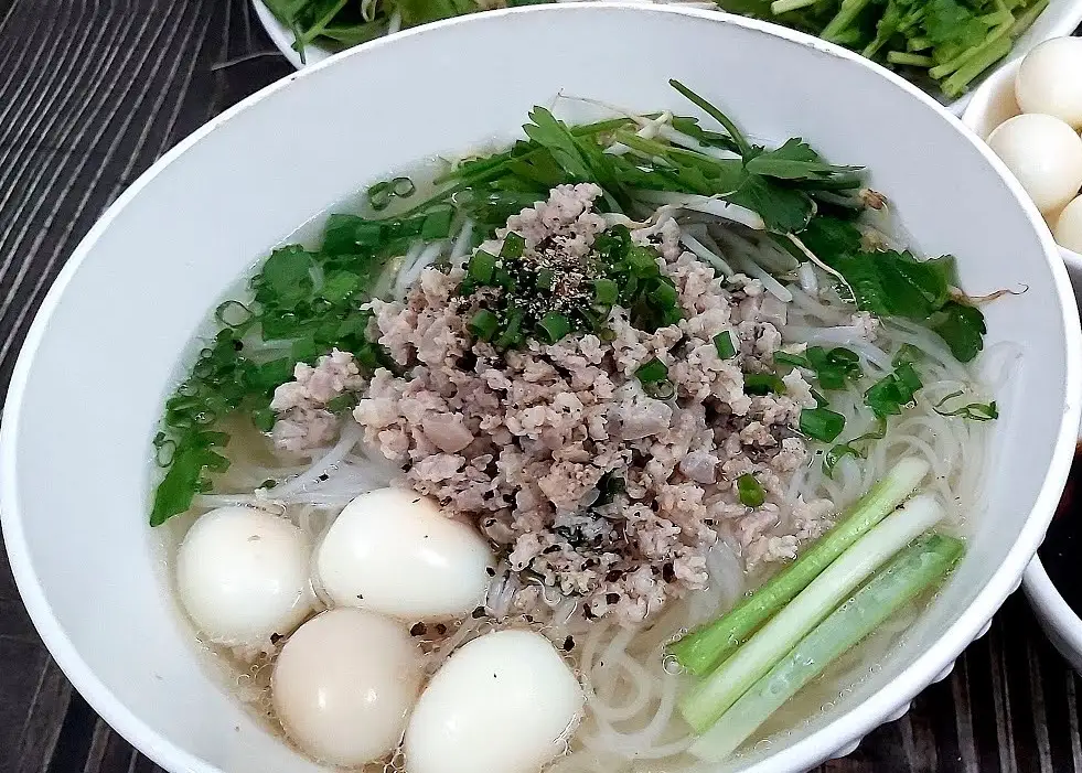 Hủ tiếu trẻ em ( thịt bằm, trứng cút) - 45.000 ₫ tại Hủ Tiếu Nam Vang A Vàng - Dương Thị Mười