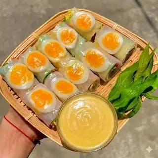 Hình ảnh Phơi Sương Cuốn Trứng Lòng Đào Chấm Sốt Muối Béo 