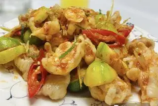 Hình ảnh Chân Gà Sốt Thái Rút Xương Lớn 