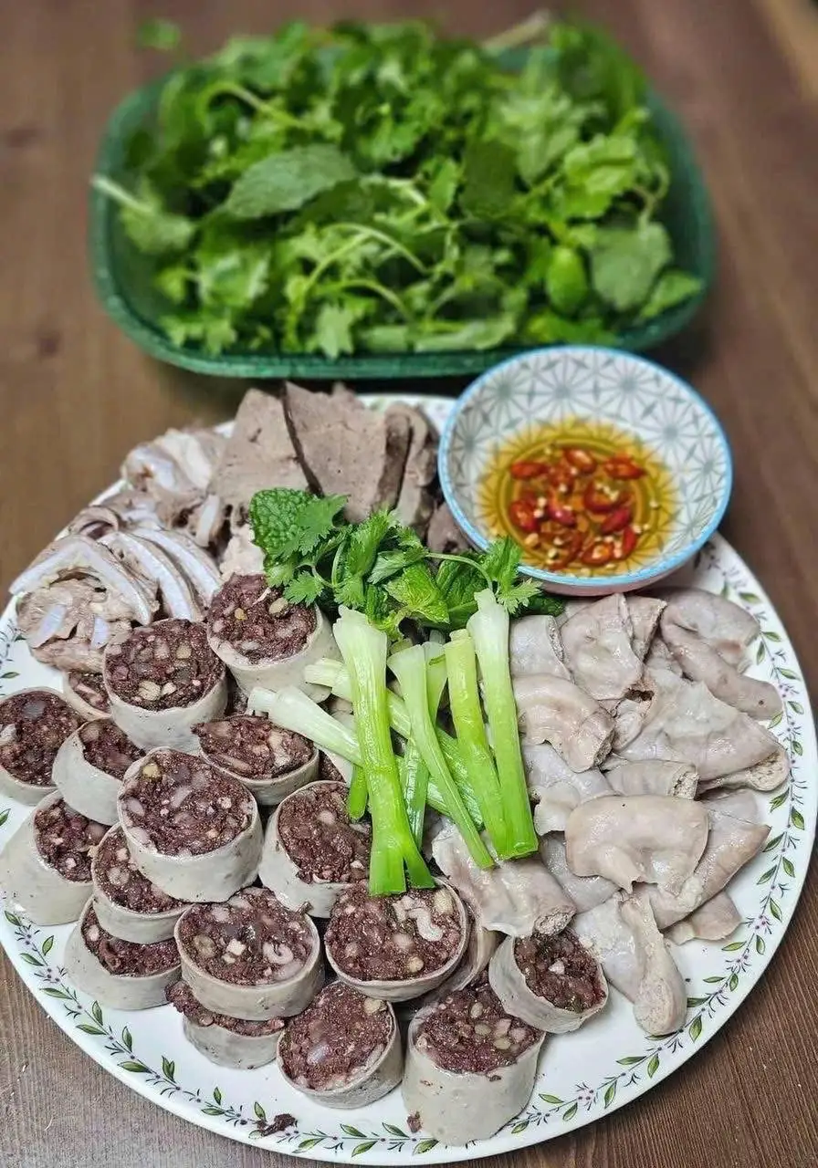 Dĩa lòng trung 2 người ăn - 140.000 ₫ tại Cháo Lòng Má Heo 35A Ninh Bình- Vườn Lài