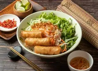 Hình ảnh Bún trộn chả giò rế con tôm
