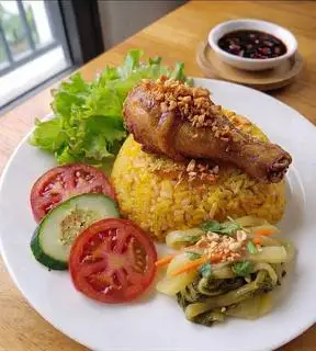 Hình ảnh CƠM GÀ CHIÊN NGON ĐÙI TỎI