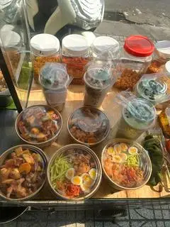 Combo 1  - 145.000 ₫ tại Xanh Food - Chân Gà Sốt Thái, Bánh Tráng Trộn & Sinh Tố - Nguyễn Văn Lượng
