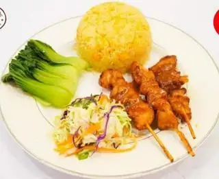 Hình ảnh Cơm tấm gà xiên que chiên giòn