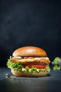 Fish burger - 99.000 ₫ tại Bánh Mì Burger, Kebab Falafel & Smoothies - Gotcha Saigon - Đề Thám