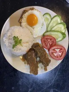 Hình ảnh cơm sườn cây + trứng opla+ sốt tiêu đen + canh chua 