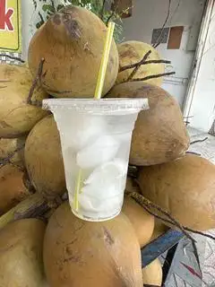 Hình ảnh Nước dừa tươi kèm cơm dừa
