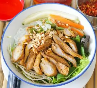 Bún thịt nướng mật ong - 41.000 ₫ tại Nem Nướng Hùng Liên - Lê Văn Lương