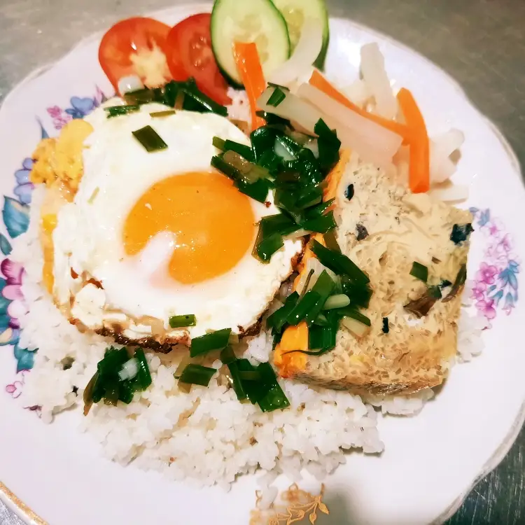 Cơm Tấm : Trứng Chả ( tặng canh ) - 32.000 ₫ tại Cô Thuỷ - Cơm Tấm & Bún Thịt Nướng - Nguyễn Hữu Cảnh