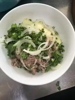 Phở Tái, Nạm, Gầu (has a layer of fat) - 148.000 ₫ tại Phở Mong 24H - Khánh Hội