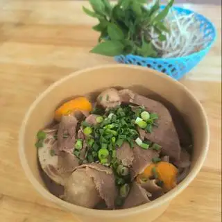 Hình ảnh Bún Bò Huế Không Móng Thay Bằng Mọc