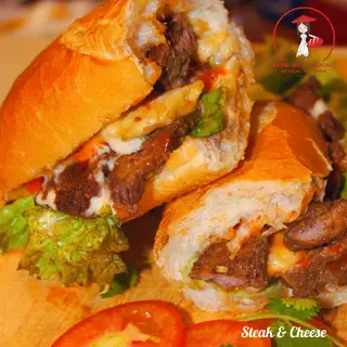 Bánh mì bò phô mai - Steak & Cheese - 65.000 ₫ tại Bánh Mì Út Thương - Coffee & Tea - Tôn Thất Tùng