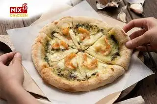 Hình ảnh Pizza Tôm tươi sốt pesto - size 16