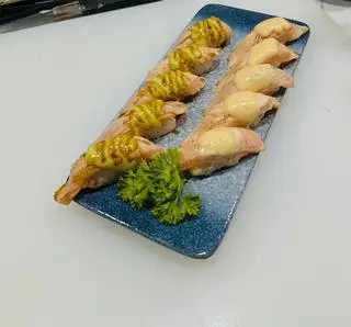 Hình ảnh Set 10 miếng sushi cá hồi khò 2 vị sốt