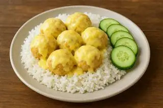 Hình ảnh Cơm gà viên sốt phô mai
