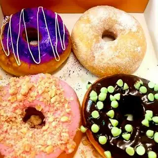 4 bánh random - 106.000 ₫ tại Chi Donuts - Tuy Lý Vương