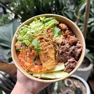 Hình ảnh Bún trộn thập cẩm ú ụ topping