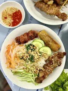Hình ảnh bún thịt nướng, chả giò, nem nướng