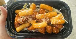 Hình ảnh Combo gà viên - bánh gạo sốt cay ngọt
