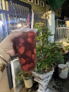 trà dâu  - 20.000 ₫ tại Bánh Tráng Trộn, Chân Gà Sả Sốt Thái & Trà Sữa - Phạm Thế Hiển