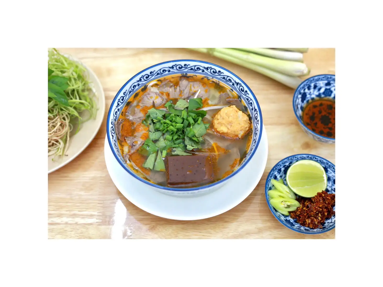 Bún bò nạm chả cua - 70.000 ₫ tại Bún Bò Huế Ruốc - Sư Vạn Hạnh