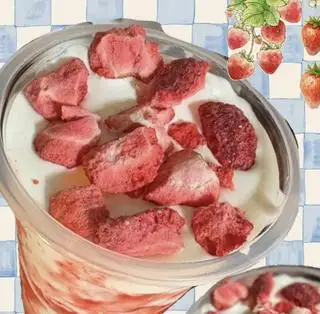 Sữa chua dâu sấy thăng hoa (M) - 39.000 ₫ tại MiniChic - Bánh Mì Que & Sữa Chua Lắc - Nguyễn Gia Trí