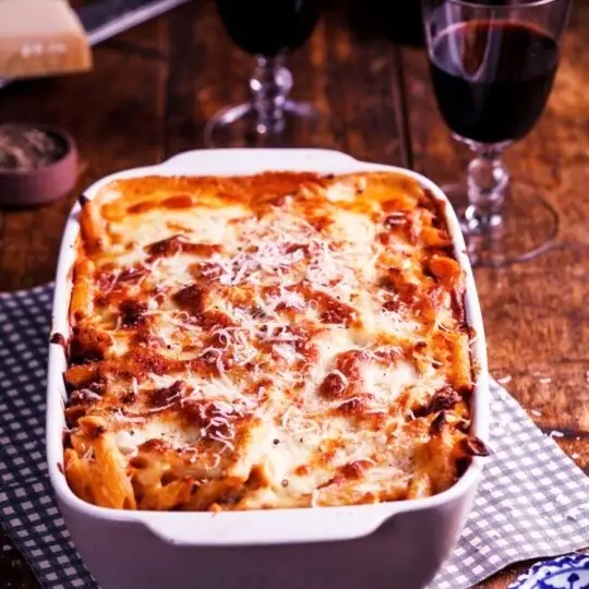 Hình ảnh Nui xéo và phô mai đút lò với xúc xích Ý sốt cà chua/ Baked penne with salamiand tomato sauce