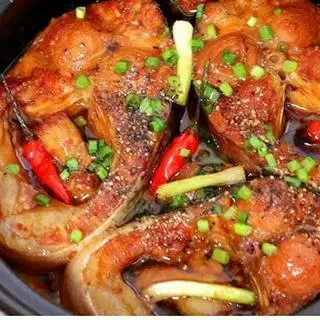 Hình ảnh Cơm cá basa kho tộ