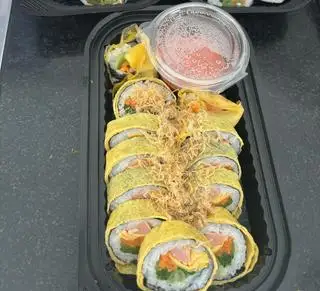 Hình ảnh Kimbap trứng - nhân trứng - xúc xích