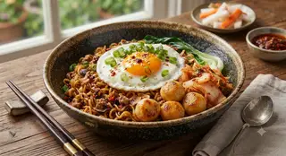 Hình ảnh Mì trộn Trứng ốp La