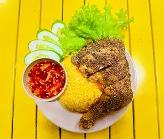 Hình ảnh Cơm Đùi Gà Lớn Sốt Tiêu Đen