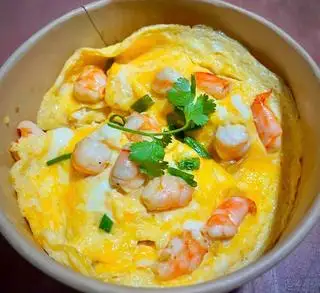 Hình ảnh cơm chiên tôm phủ trứng + canh rong biển