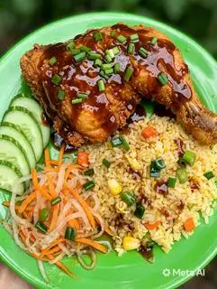 Hình ảnh cơm gà xối mỡ đùi lớn 