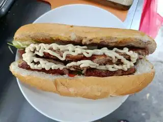 Bánh mì Tôm Thịt Phô Mai  - 29.000 ₫ tại Dianh Bánh Mì Bò & Hamburger Bò - Tôn Đản