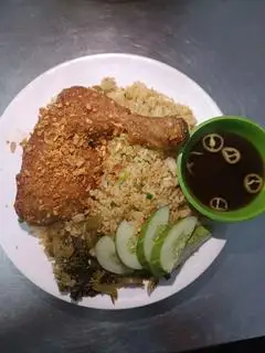 cơm gà sốt mắm tỏi - 62.000 ₫ tại Quán Ăn C40 - Cơm Gà & Mì Xào Giòn
