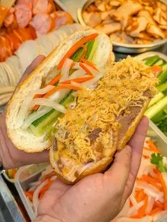 Hình ảnh Bánh mỳ pate + ruốc  + rau củ
